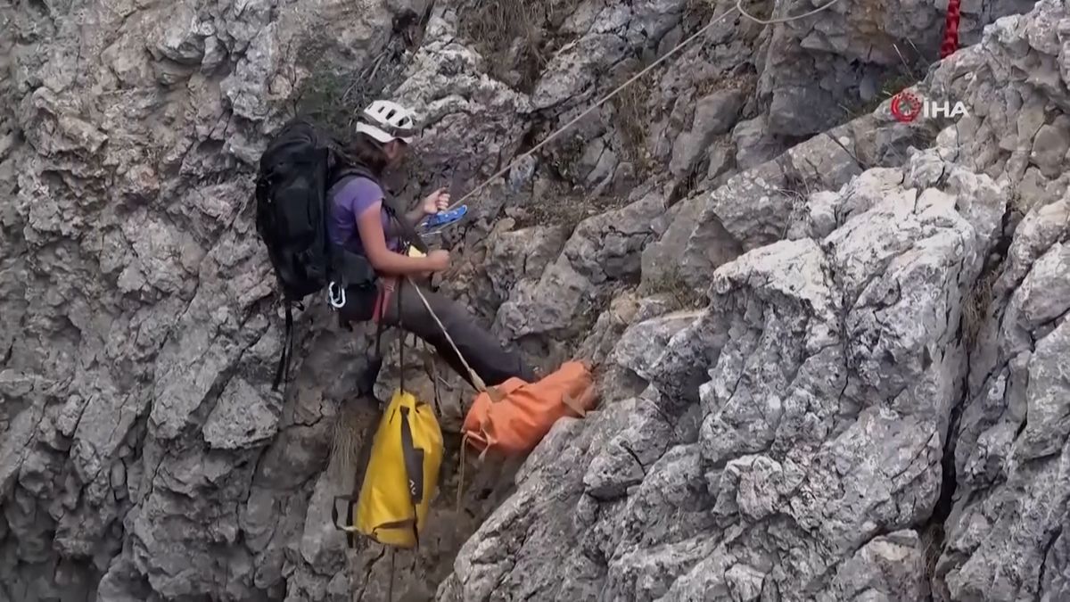 Záchranáři z celé Evropy bojují o život jeskyňáře, kterého v Turecku kilometr pod zemí postihlo krvácení